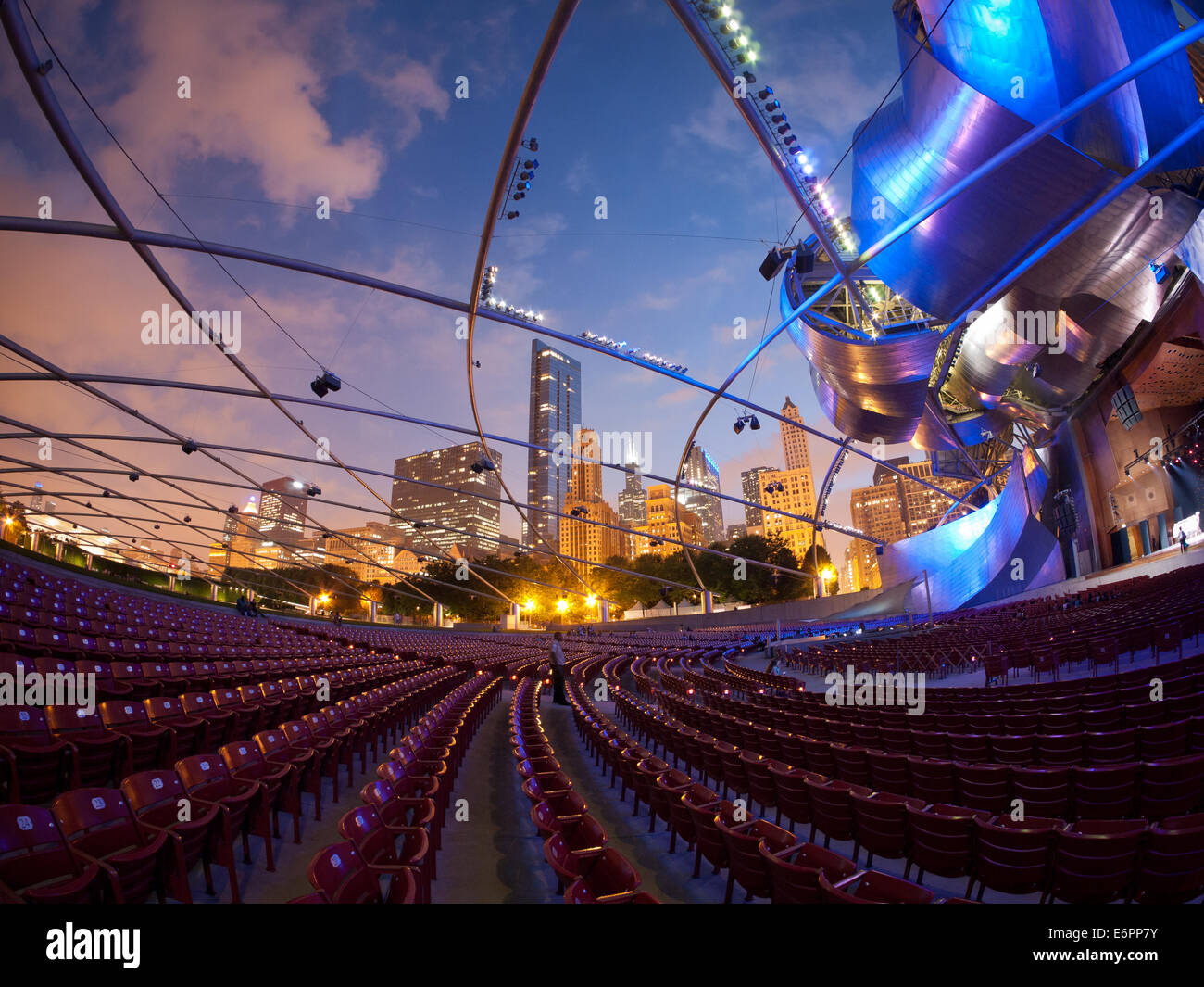 Un obiettivo fisheye, grandangolo, Vista notte di Jay Pritzker Pavilion, il Millennium Park e la skyline di Chicago. Foto Stock