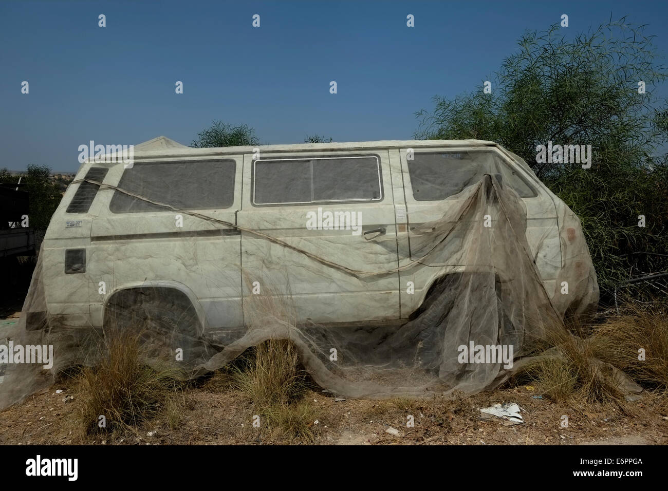 Un auto abbandonate in Netiv Haasara comunità nei pressi di frontiera Gaza Israele Foto Stock