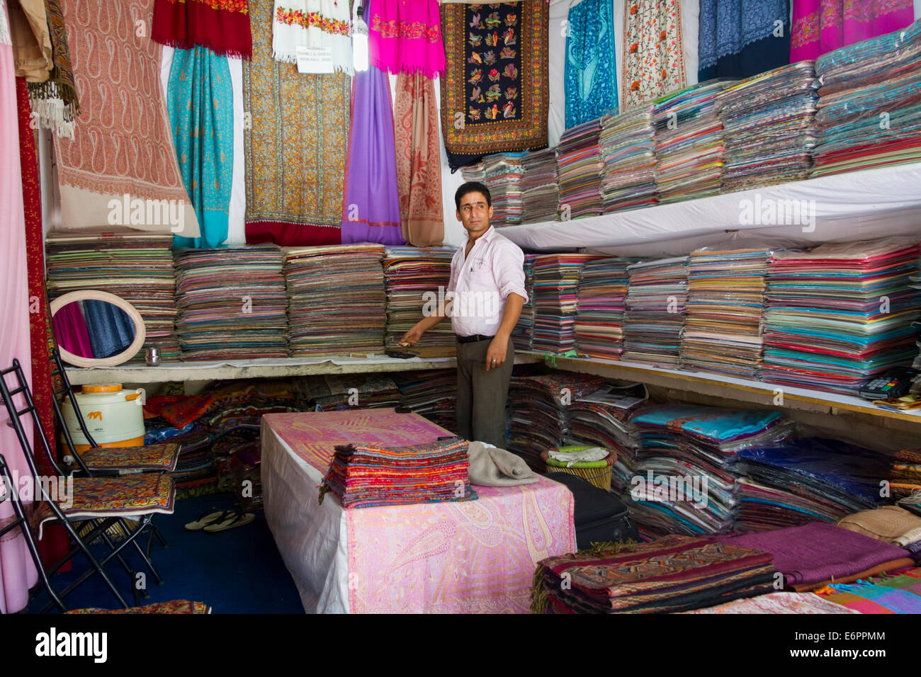 Sciarpa pashmina e fornitore nel suo negozio stallo, Dilli Haat craft market, Delhi, India Foto Stock