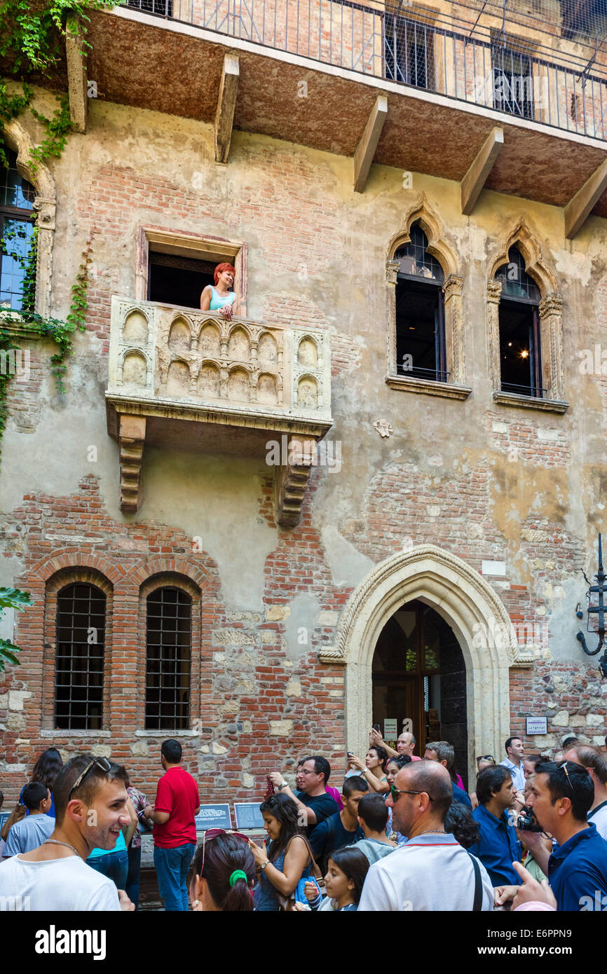 Romeo e Giulietta balcone. La folla di turisti sotto il balcone nella Casa di Giulietta, Via Cappello, Verona, Veneto, Italia Foto Stock