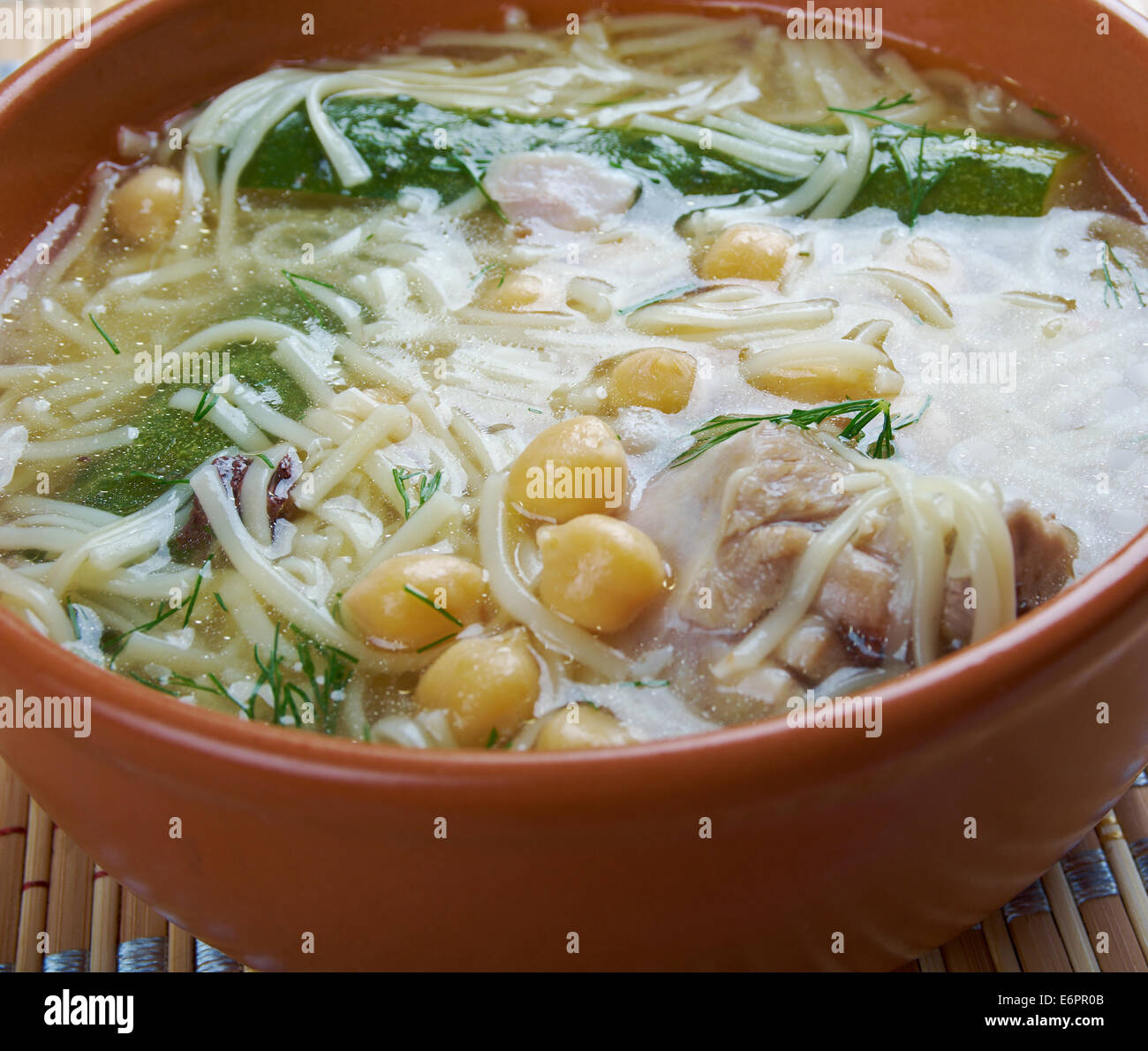 Algerino Maghreb Rechta chick zuppa di noodle al pollo Foto Stock