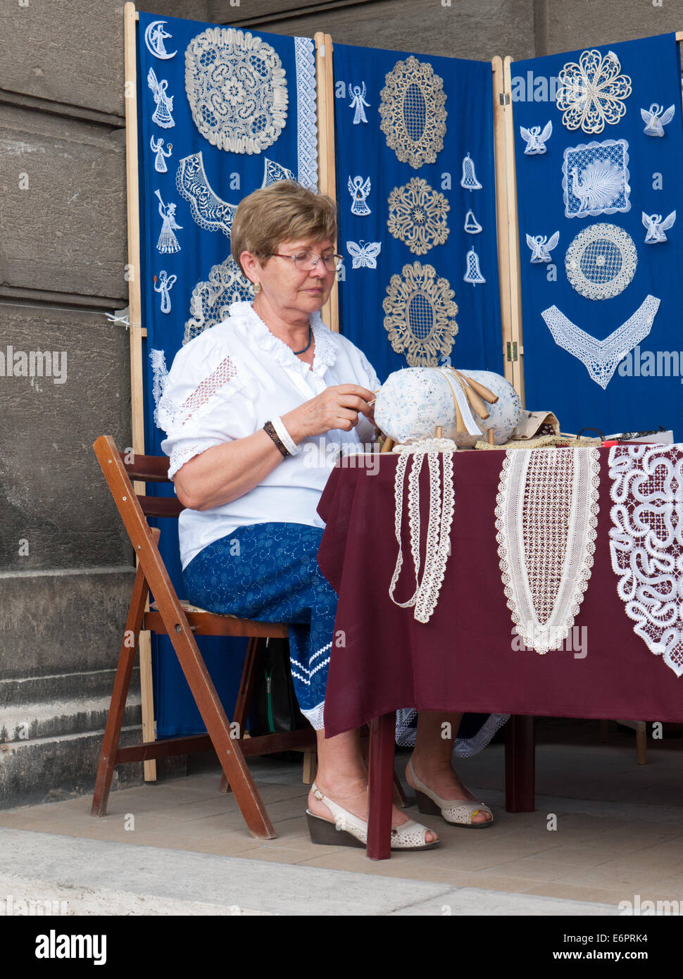 Donna che fa il merletto tradizionale presso il Festival del Folk Arts, Budapest, Ungheria Foto Stock