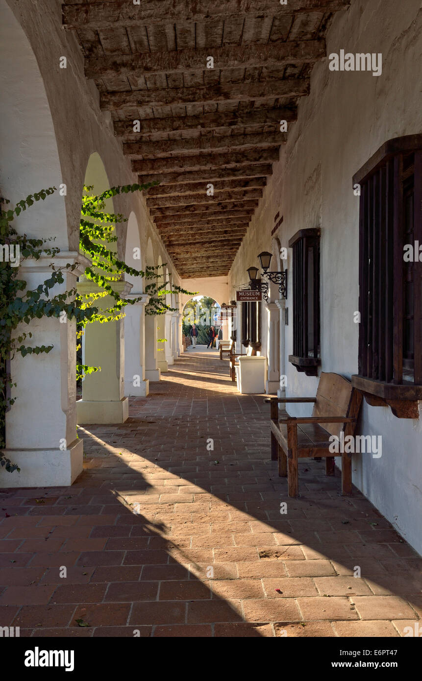 Arcade, la Missione di San Luis Rey de Francia, Oceanside, California, Stati Uniti d'America Foto Stock