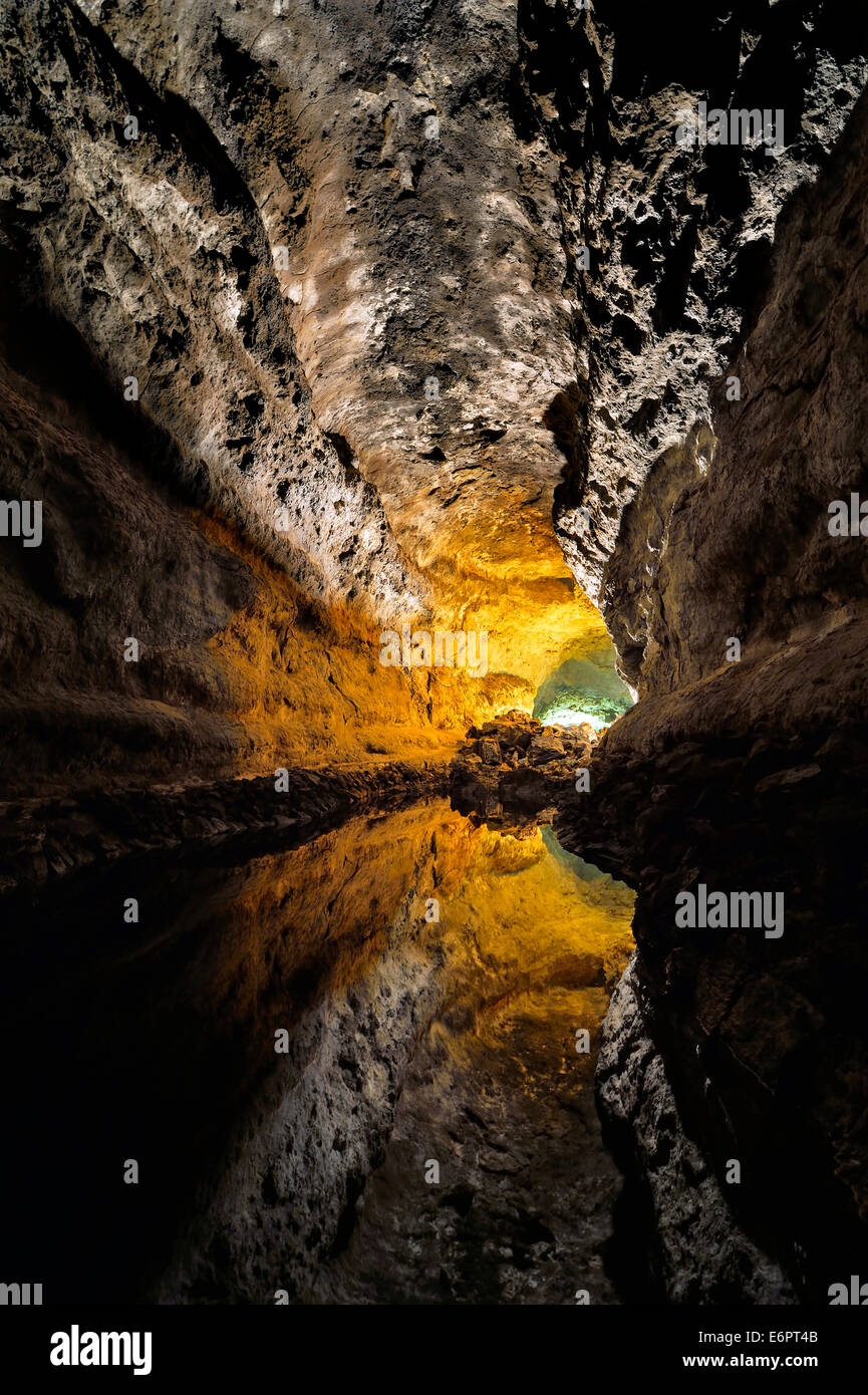 Riflessi di acqua nella grotta Cueva de los Verdes, illuminazioni del sistema di grotte di un tubo di lava disegnato da Cesar Manrique Foto Stock