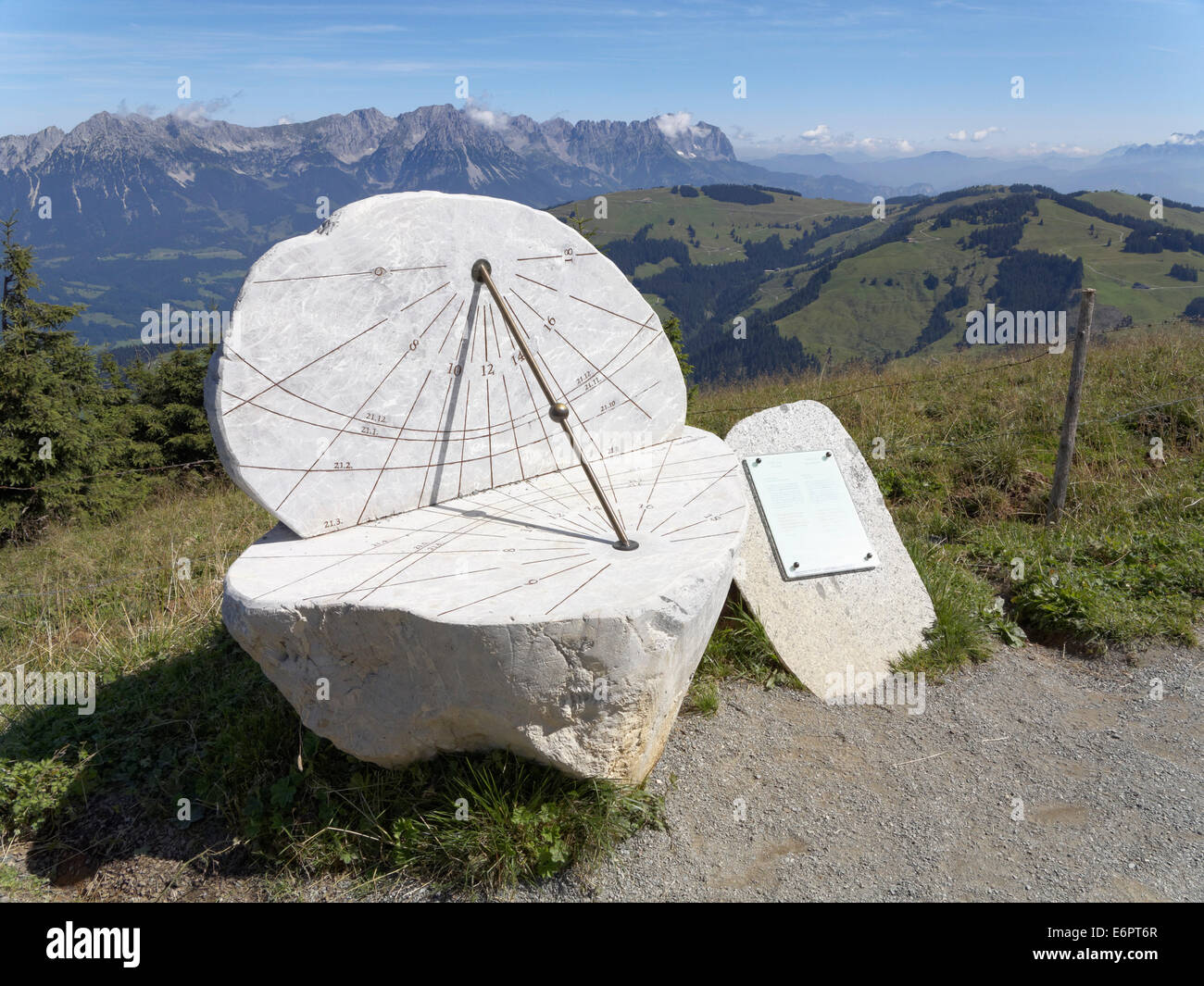 Meridiana a il sentiero panoramico intorno a monte Hohe Salve, Mt Wilder Kaiser sul retro, Alpi di Kitzbühel, Tirolo, Austria Foto Stock