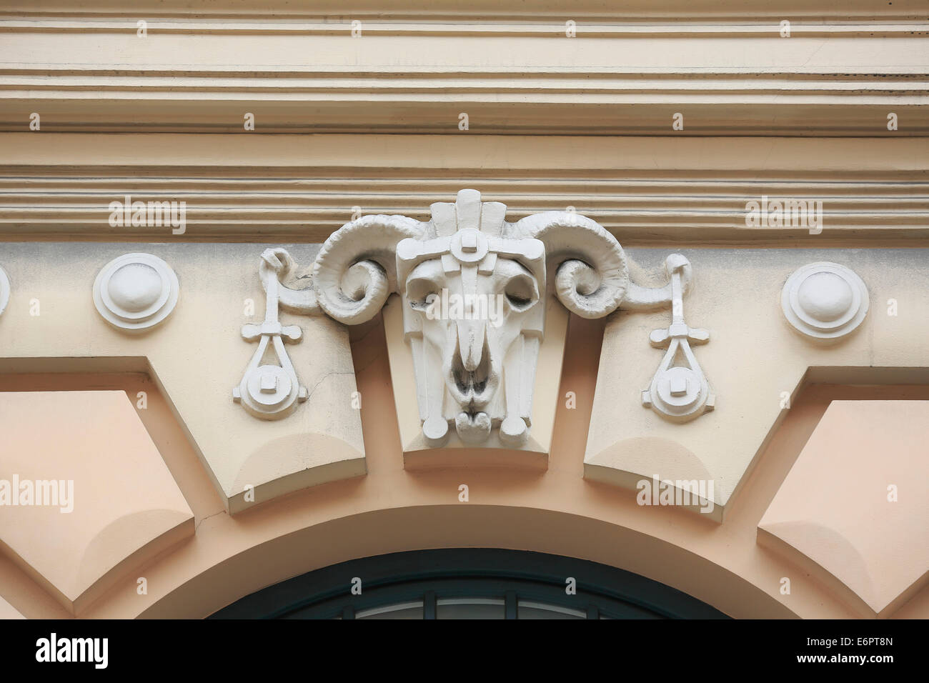 Scultura di una ram del cranio, Art Nouveau facciata della casa Alberta iela13 o Albert Street 13, architetto Mikhail Eisenstein Foto Stock