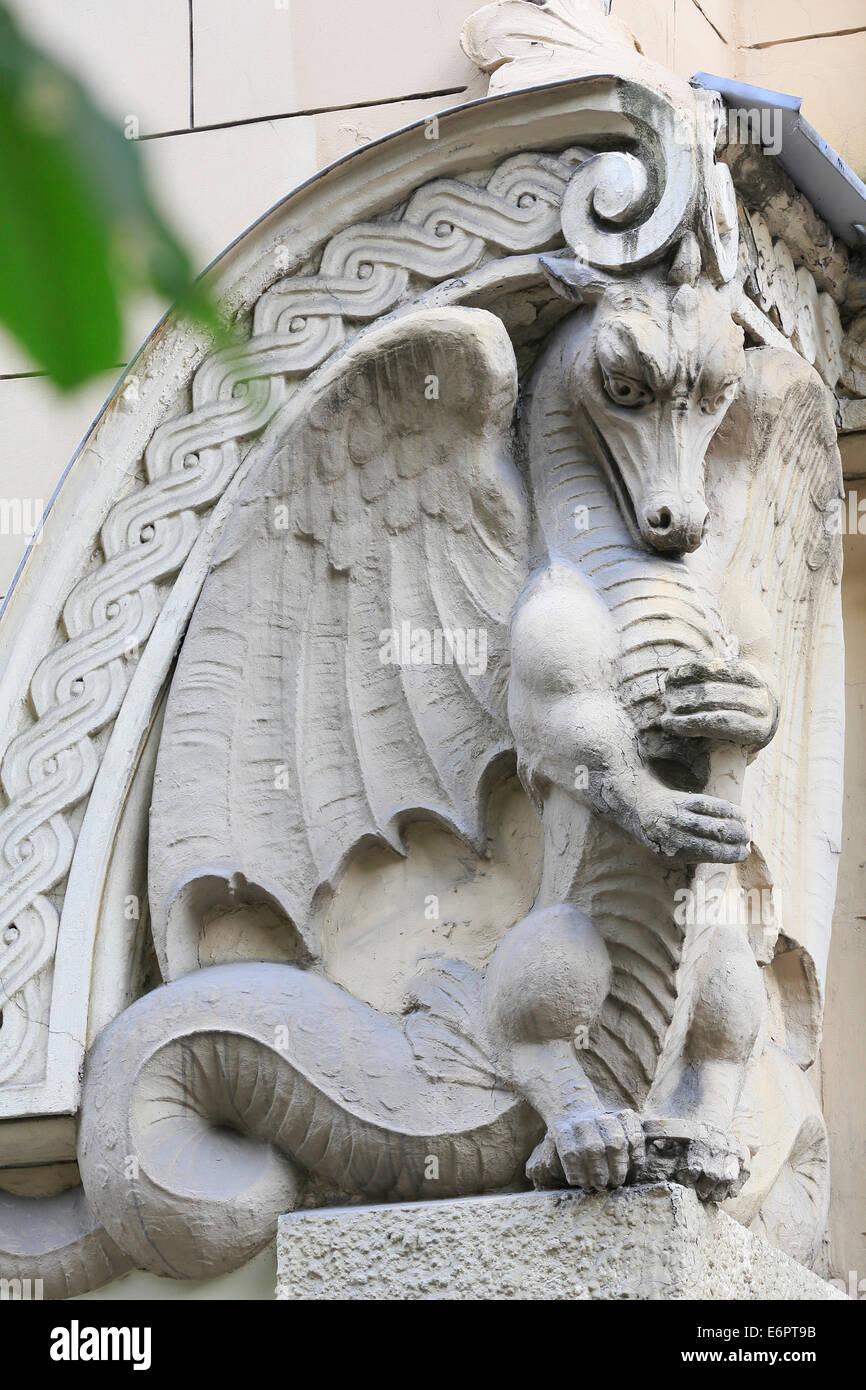 La scultura di un drago, Art Nouveau facciata della casa Alberta iela 8 o di Albert Street 8, architetto Mikhail Eisenstein, Riga Foto Stock