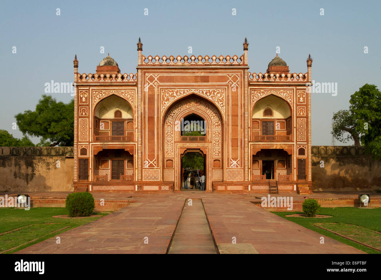 Porta d'ingresso alla Tomba di Itmad Ud Daulah (i'timād-ud-Daulah) chiamata anche Taj piccolo o Taj bambino, tomba di mughal ad Agra, Uttar Pradesh, India Foto Stock