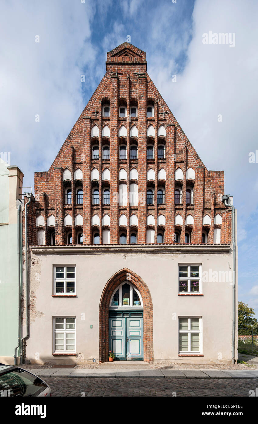 Città storica di casa con il nord del timpano tedesco architettura nel centro storico di Stralsund, Meclemburgo-Pomerania Occidentale Foto Stock