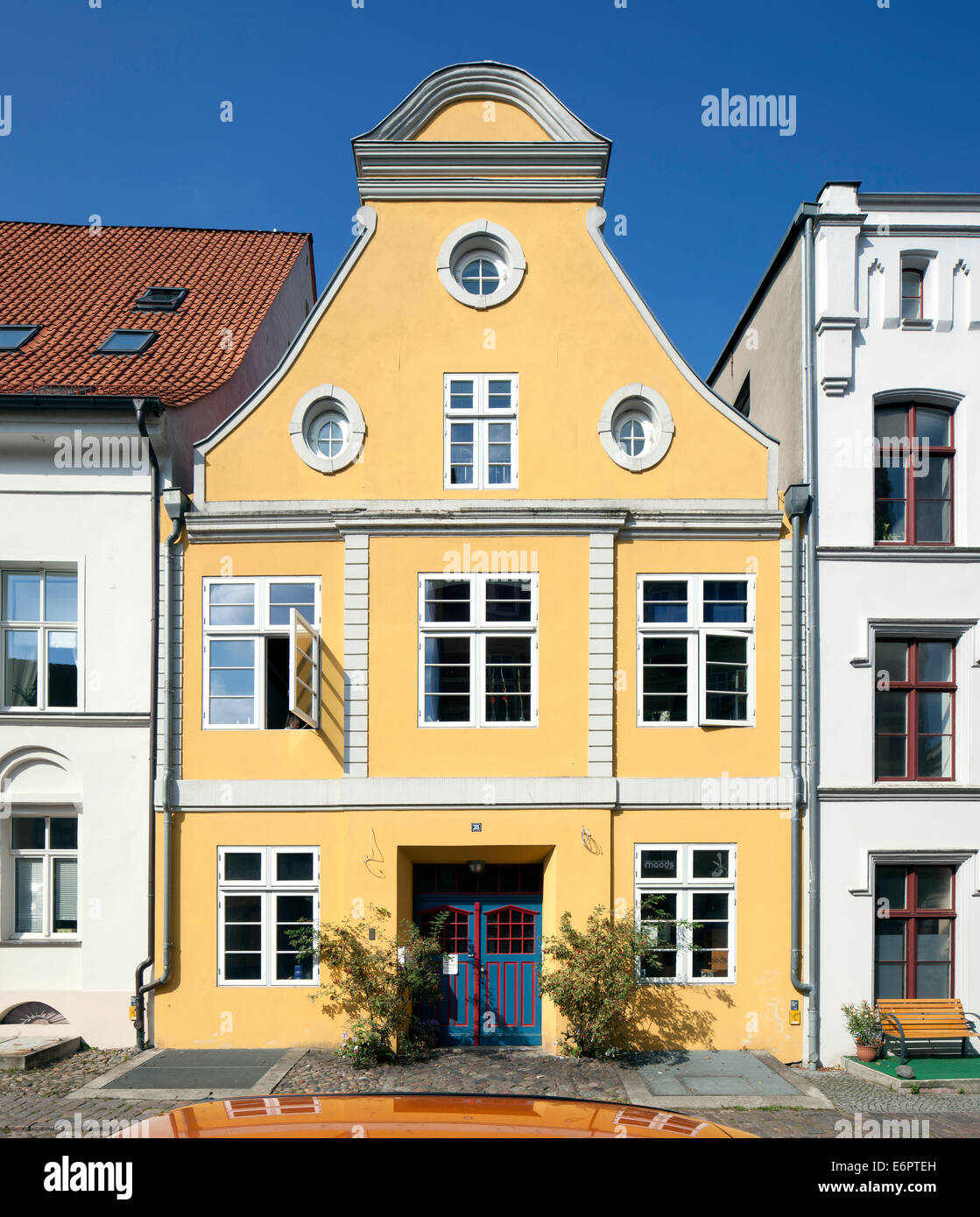 Città storica di casa con il nord del timpano tedesco architettura nel centro storico di Stralsund, Meclemburgo-Pomerania Occidentale Foto Stock