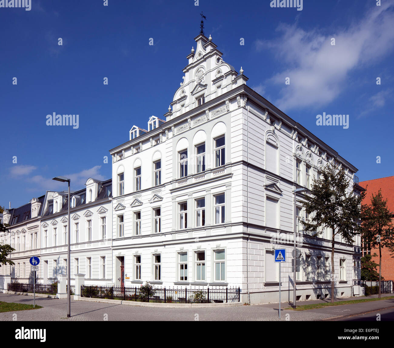 Residenziale storica ed edifici per uffici, Olof-Palme-Platz, Stralsund, Meclemburgo-Pomerania Occidentale, Germania Foto Stock