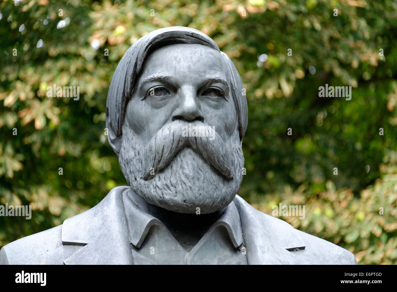 La figura di bronzo, Friedrich Engels monumento, dettaglio Marx-Engels-Forum, Berlino, Germania Foto Stock