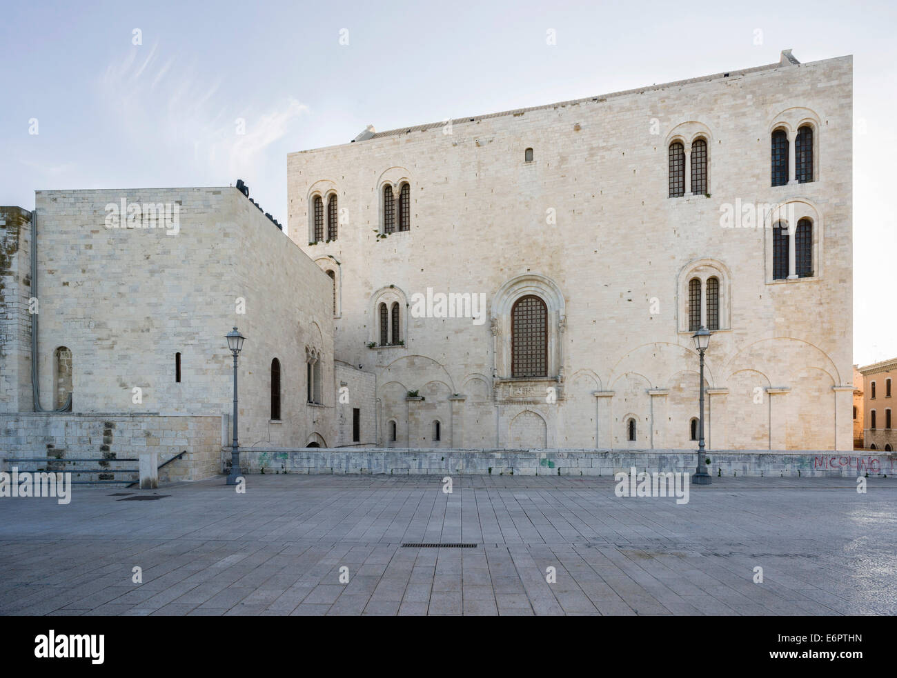 A est la facciata della cattedrale romanica Basilica di San Nicola,1087, bari, puglia, Italia Foto Stock