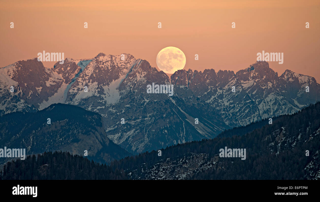 La luna piena che sorgeva sulle montagne di Kaiser, Tirolo, Austria Foto Stock