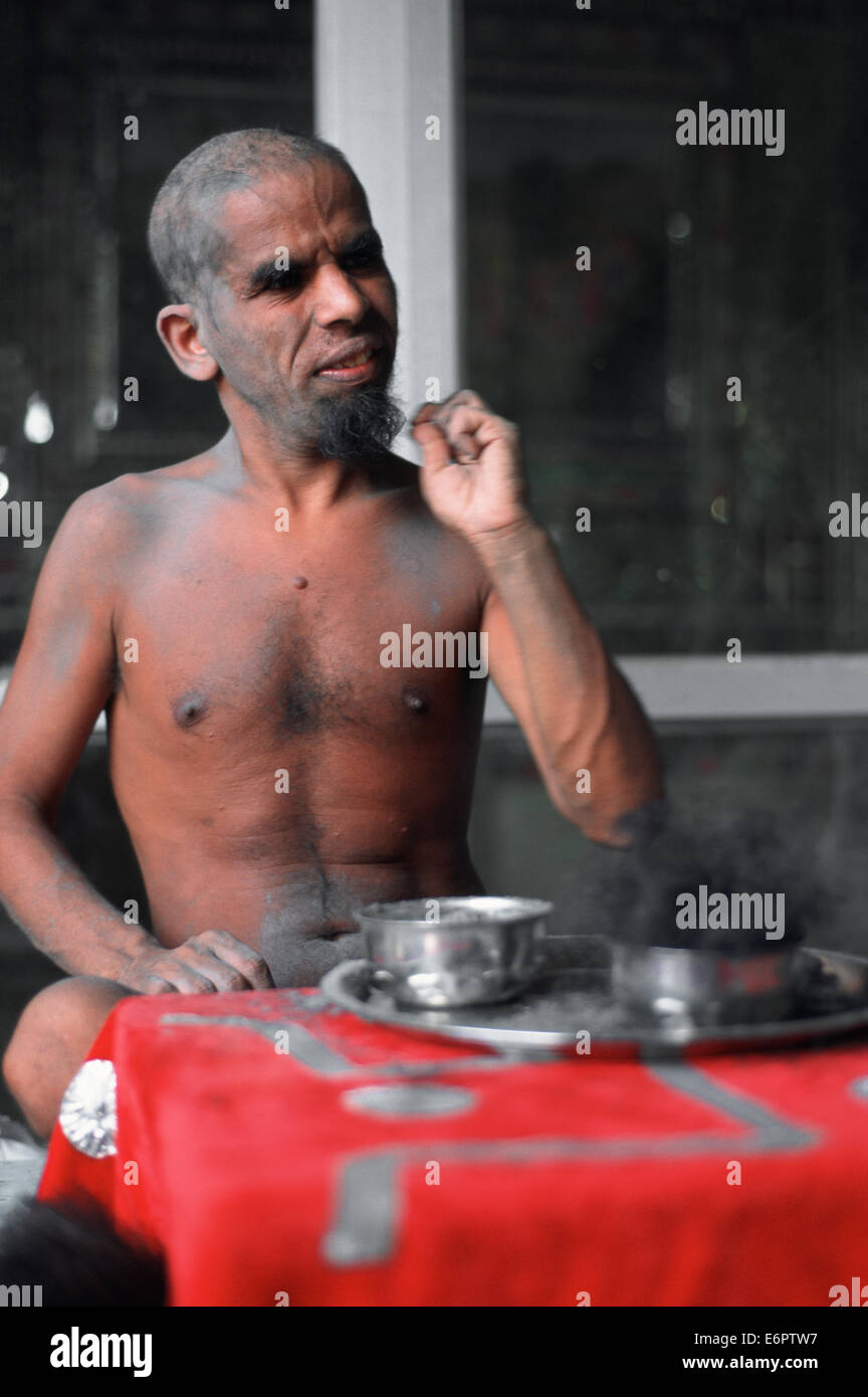 Monaco Jaïn tirando i suoi capelli. È così che i monaci jaïn radere e pettine ( India) Foto Stock