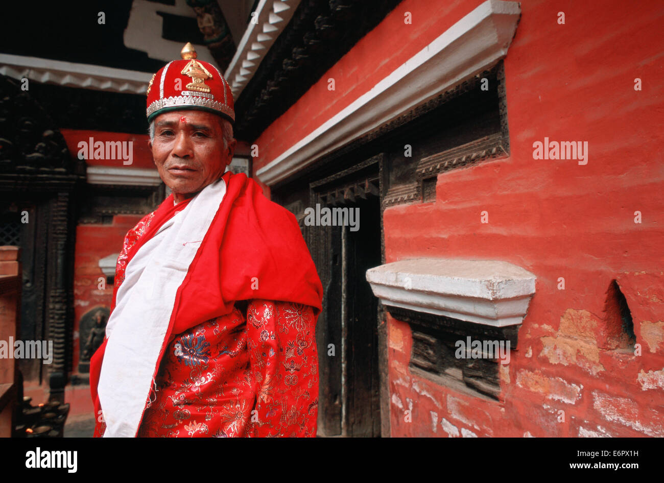 Sacerdote Newari in costumi tradizionali in occasione di una festa nel Rudravarna Mahavihara ('red monastero') tempio ( Nepal) Foto Stock