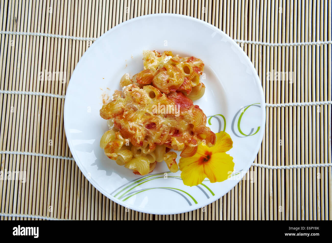 Pasta pasta tipo gramigna cuocere con pancetta, la salsa di pomodoro e mozzarella Foto Stock