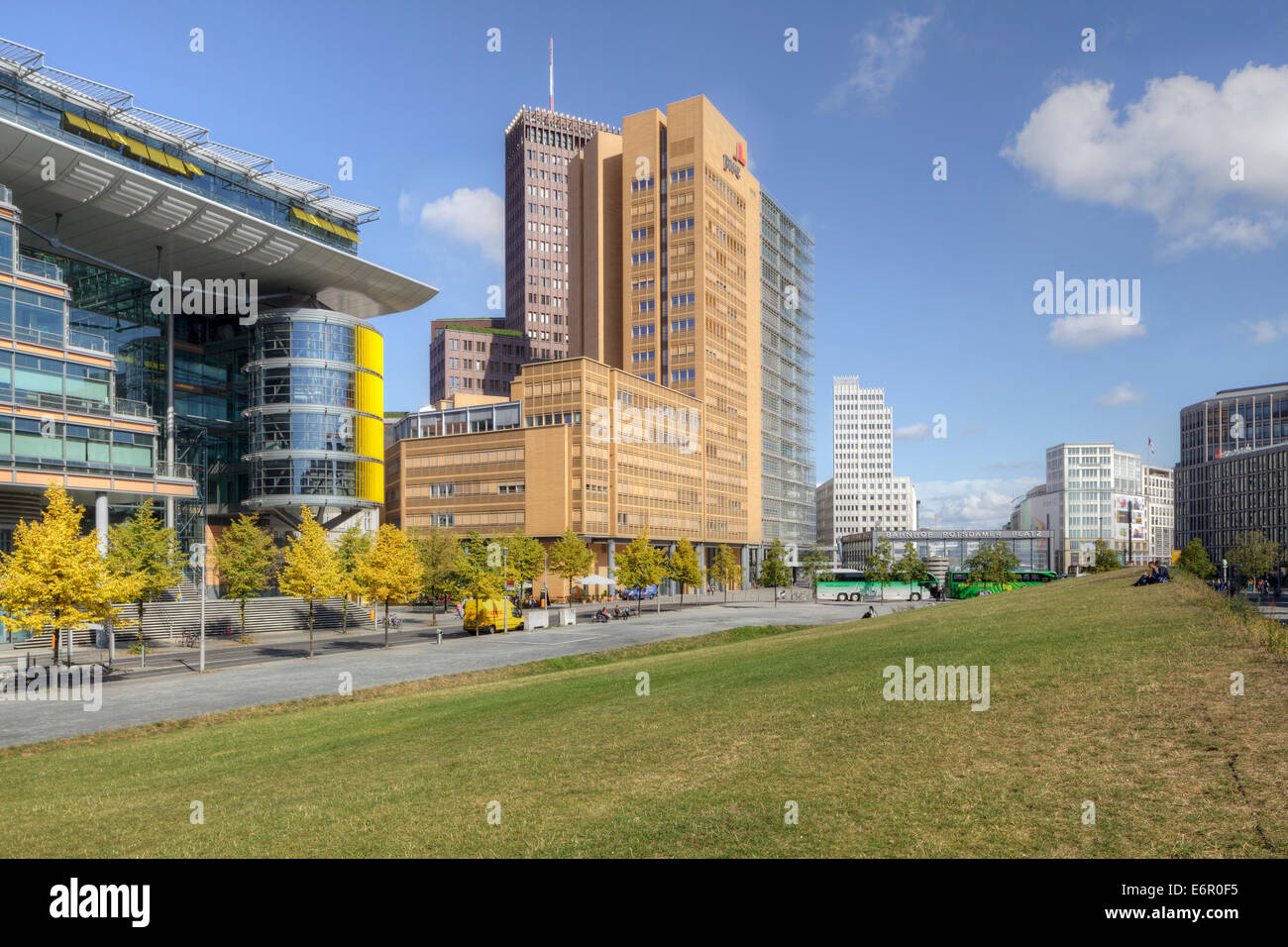 Architettura moderna su Linkstrasse e Potsdamer Platz, Berlin, Germania Foto Stock