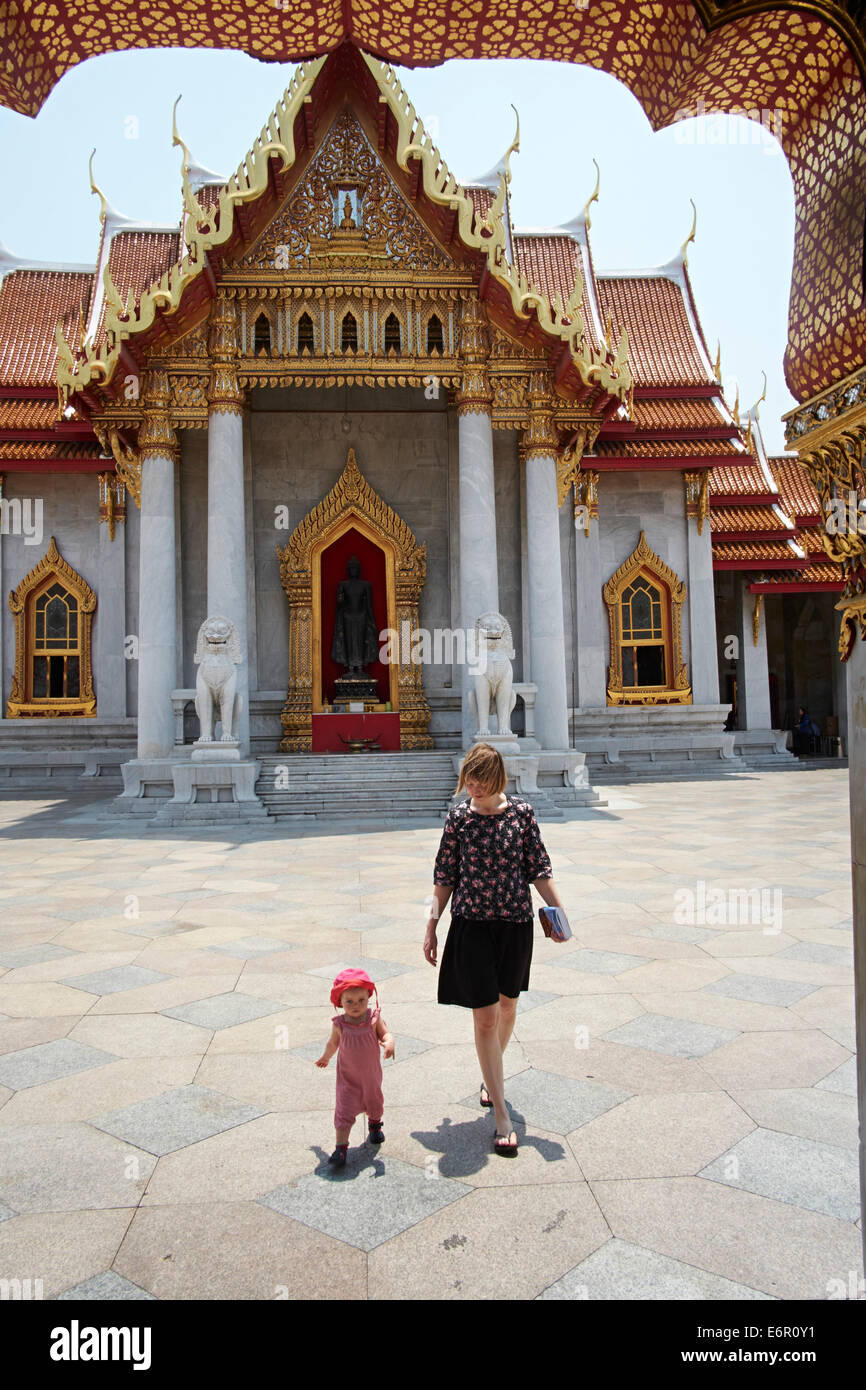 Bangkok, Thailandia - La madre e il bambino visitare i templi di viaggi con bambini piccoli Foto Stock