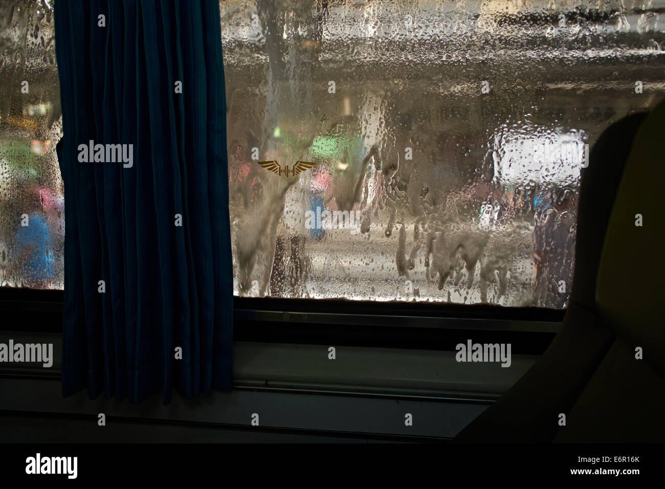 Tailandia Bangkok, windows essendo lavato prima della partenza con il treno notturno di Chiang Mai. Foto Stock