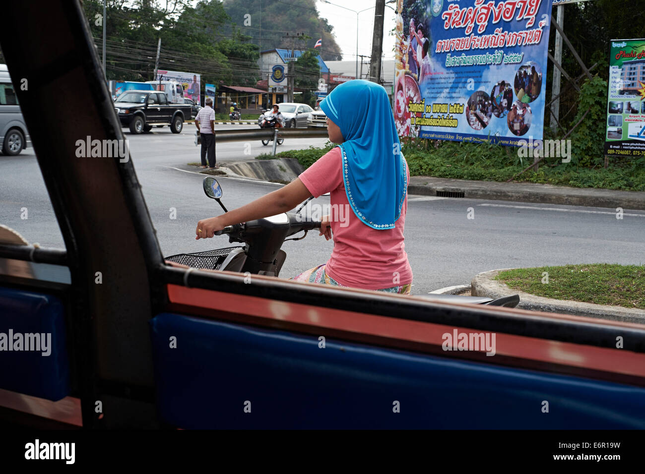 Thailandia Krabi - giovani ragazze musulmane di indossare il Hijab blu velo riding motociclo. Foto Stock