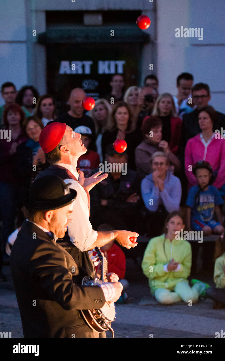 Oscar & Strudel spettacolo, teatro di strada da Tom Greder & Trento Arkleysmith, Festival Lent, Maribor, Slovenia, Giugno 30, 2014. Foto Stock
