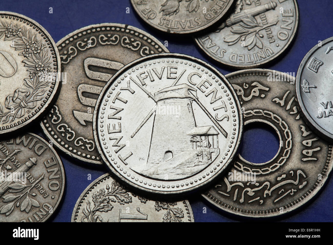 Monete di Barbados. Mulino a vento illustrato in la delle Barbados venti cinque centesimi moneta. Foto Stock