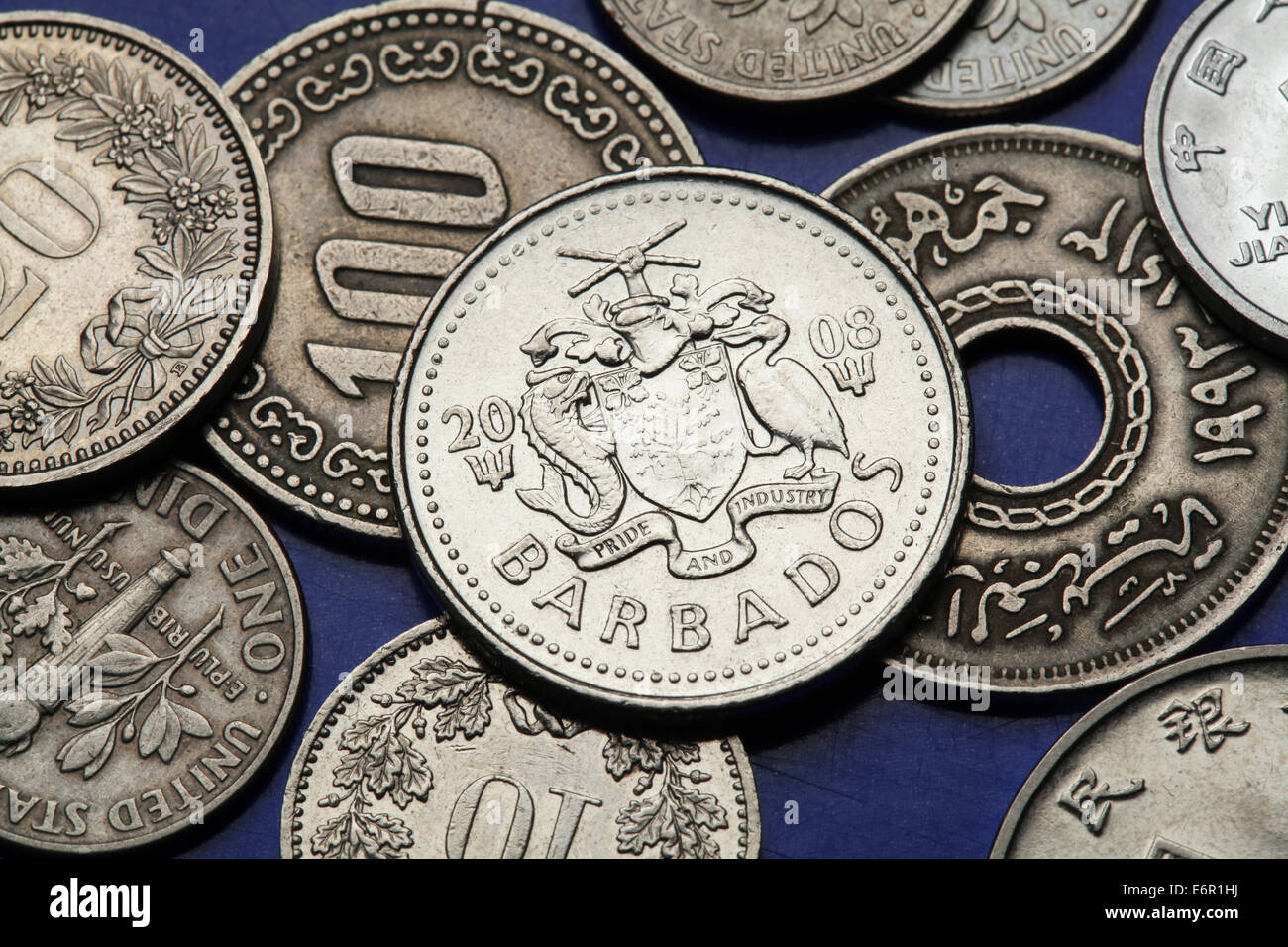 Monete di Barbados. Nazionale delle Barbados stemma raffigurato in delle Barbados venti cinque centesimi moneta. Foto Stock