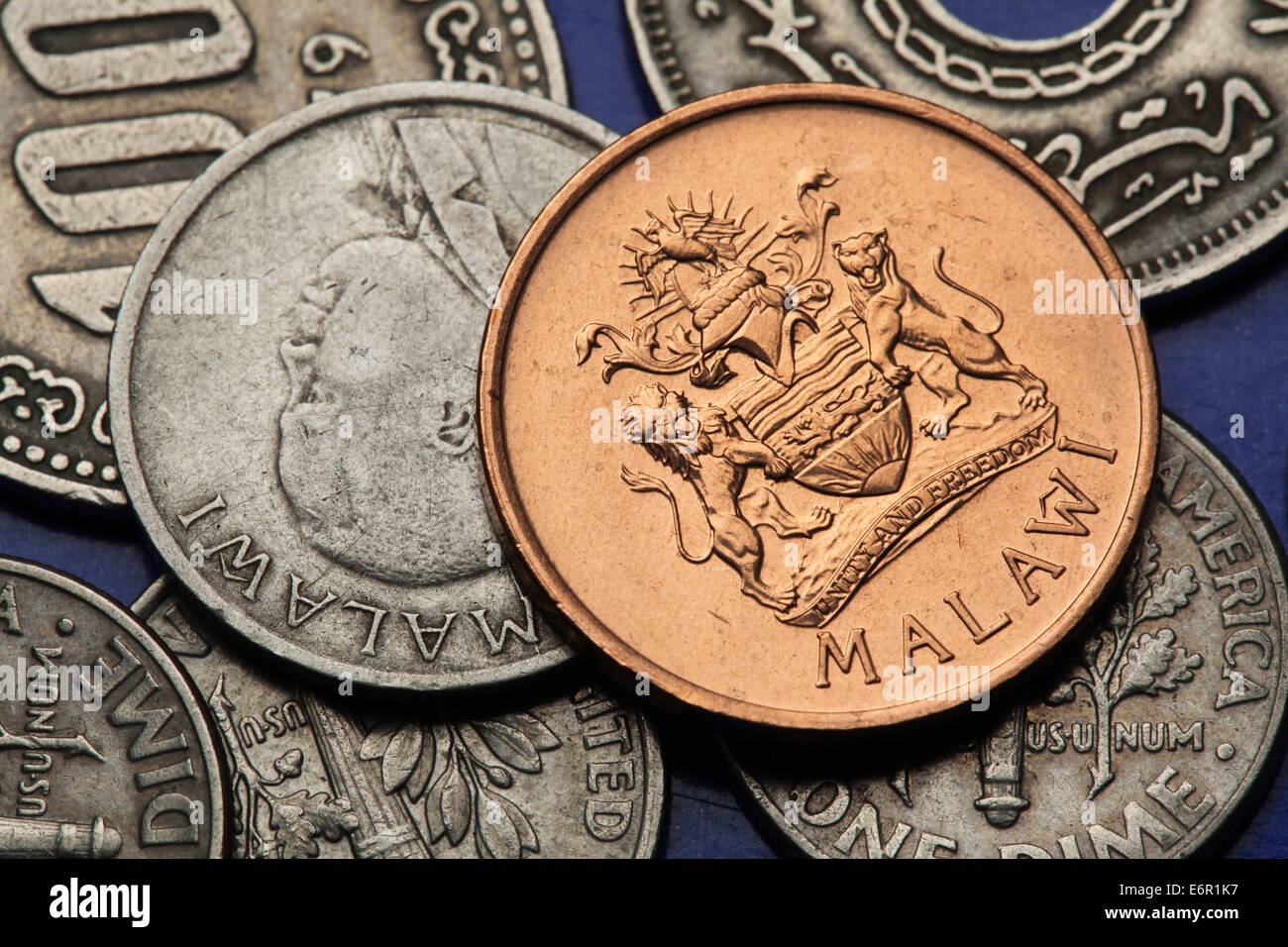 Monete del Malawi. Malawiani stemma e malawiana eroe nazionale John Chilembwe raffigurato in tambala malawiana monete. Foto Stock