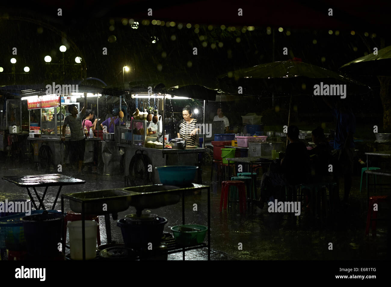 Thailandia, Krabi - tempesta di pioggia durante la notte i mercati dei prodotti alimentari Foto Stock