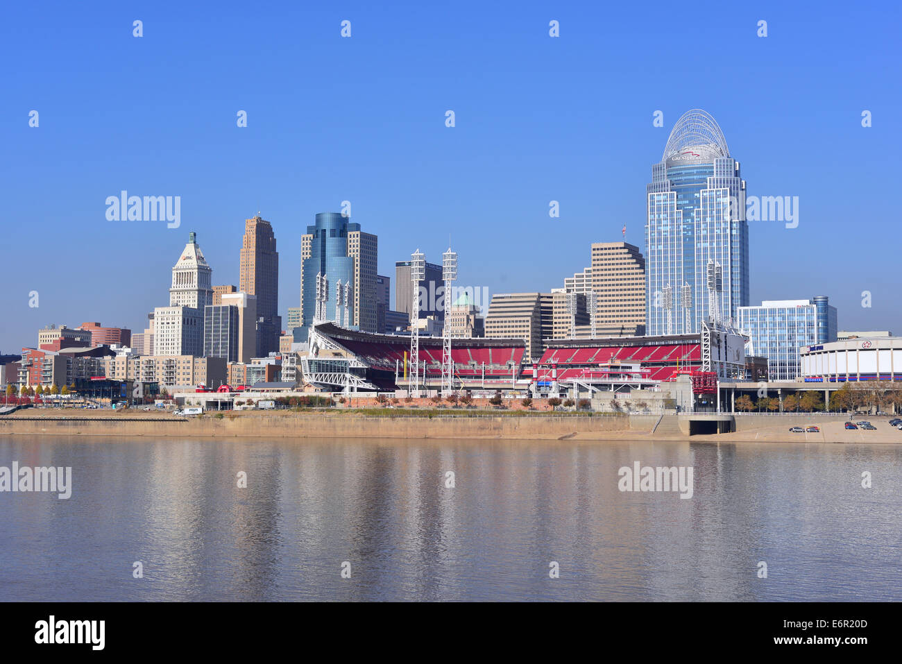 Waterfront e lo skyline di Cincinnati visto attraverso il fiume Ohio. Great American Ball Park al centro dell'immagine Foto Stock
