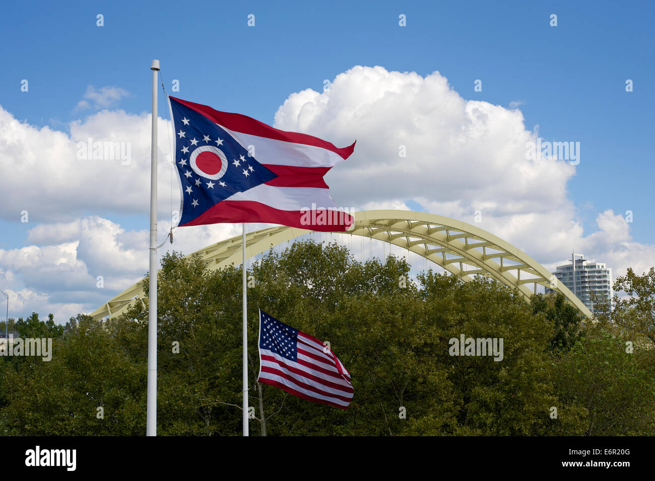 Indicatore di stato dell'Ohio e le stelle e strisce degli STATI UNITI D'AMERICA volare insieme a Cincinnati, Ohio Foto Stock