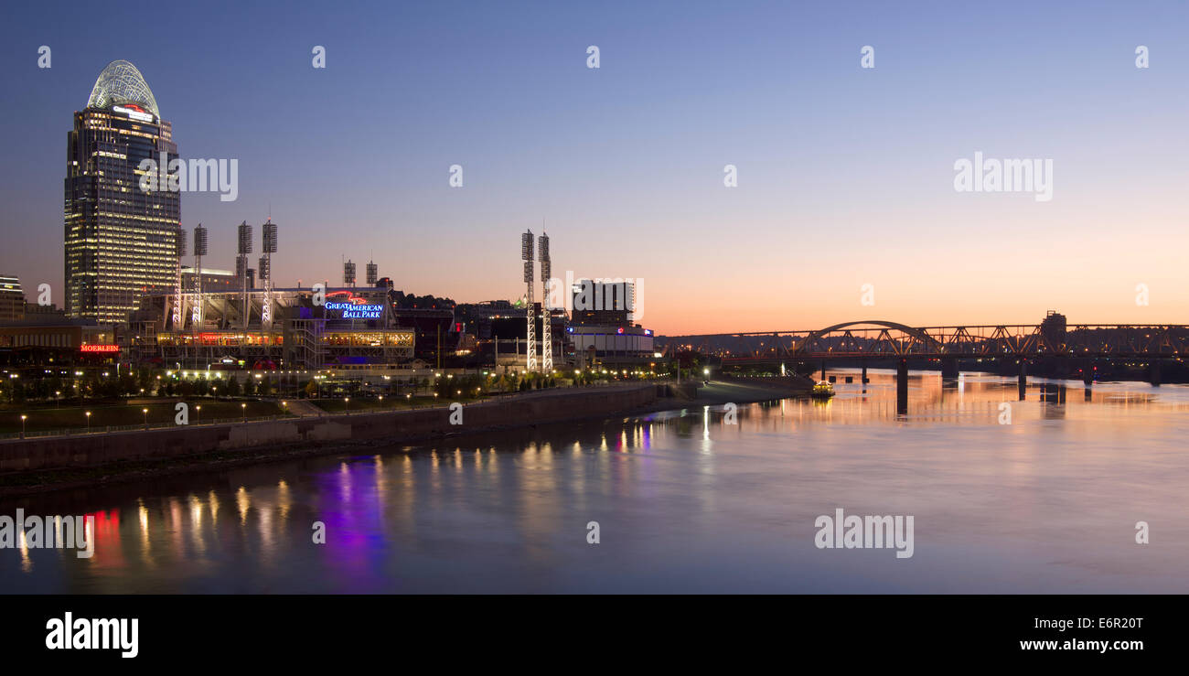 Alba sopra il quartiere degli affari di Cincinnati con riflessi dall'edificio luci nel fiume Ohio Foto Stock