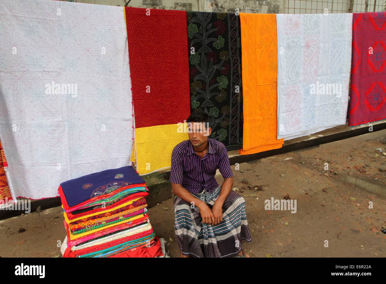 Dhaka 2014. Un venditore ambulante è la vendita Nakshi kantha a Dhaka. Foto Stock