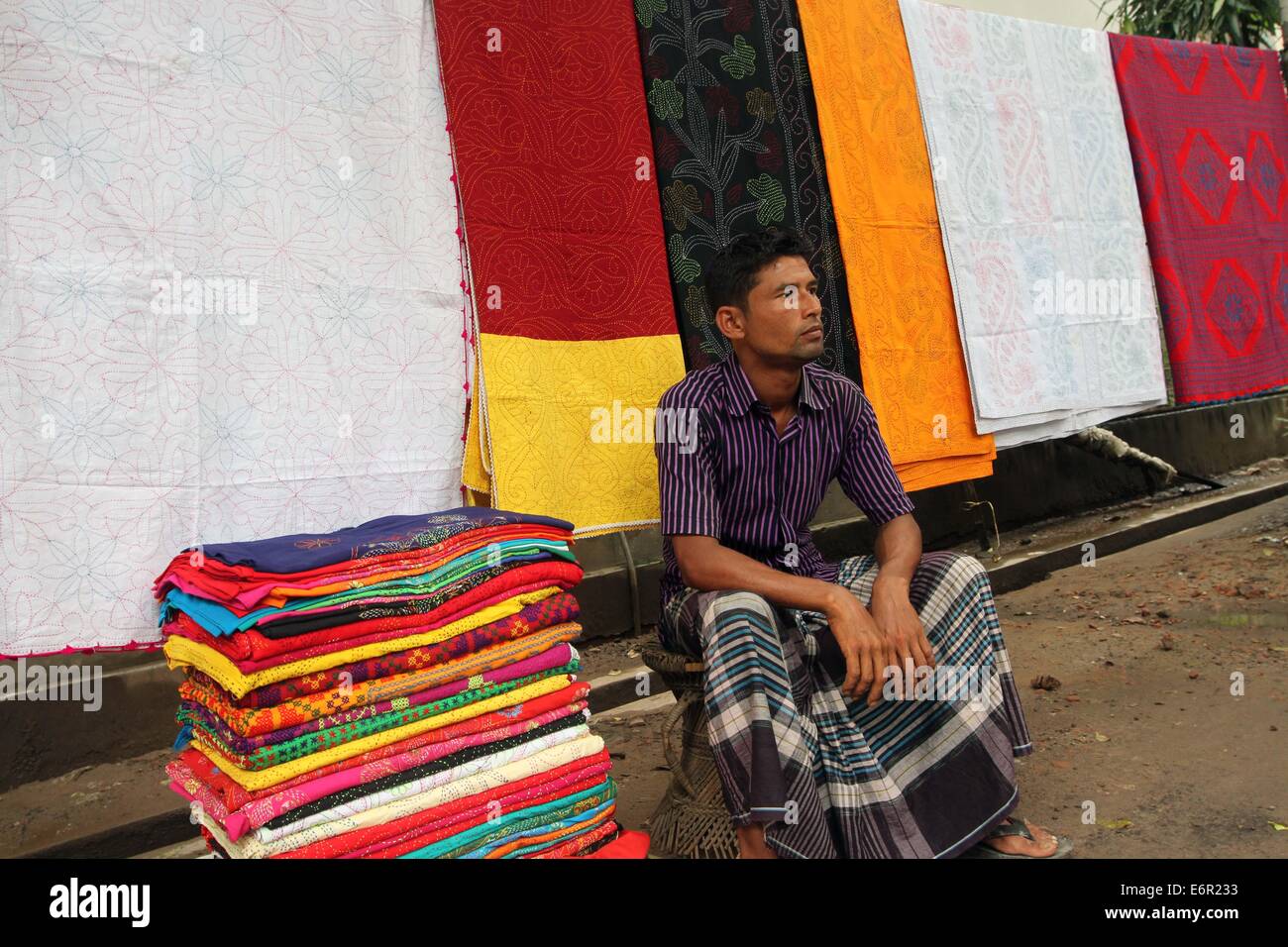 Dhaka 2014. Un venditore ambulante è la vendita Nakshi kantha a Dhaka. Foto Stock