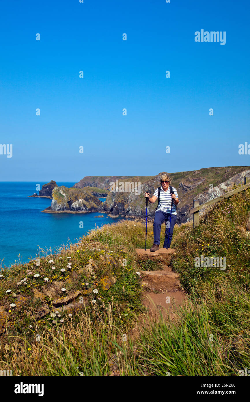 Il Sud Ovest sentiero costiero sopra Pentreath beach sulla penisola di Lizard in Cornovaglia Inghilterra, Regno Unito Foto Stock