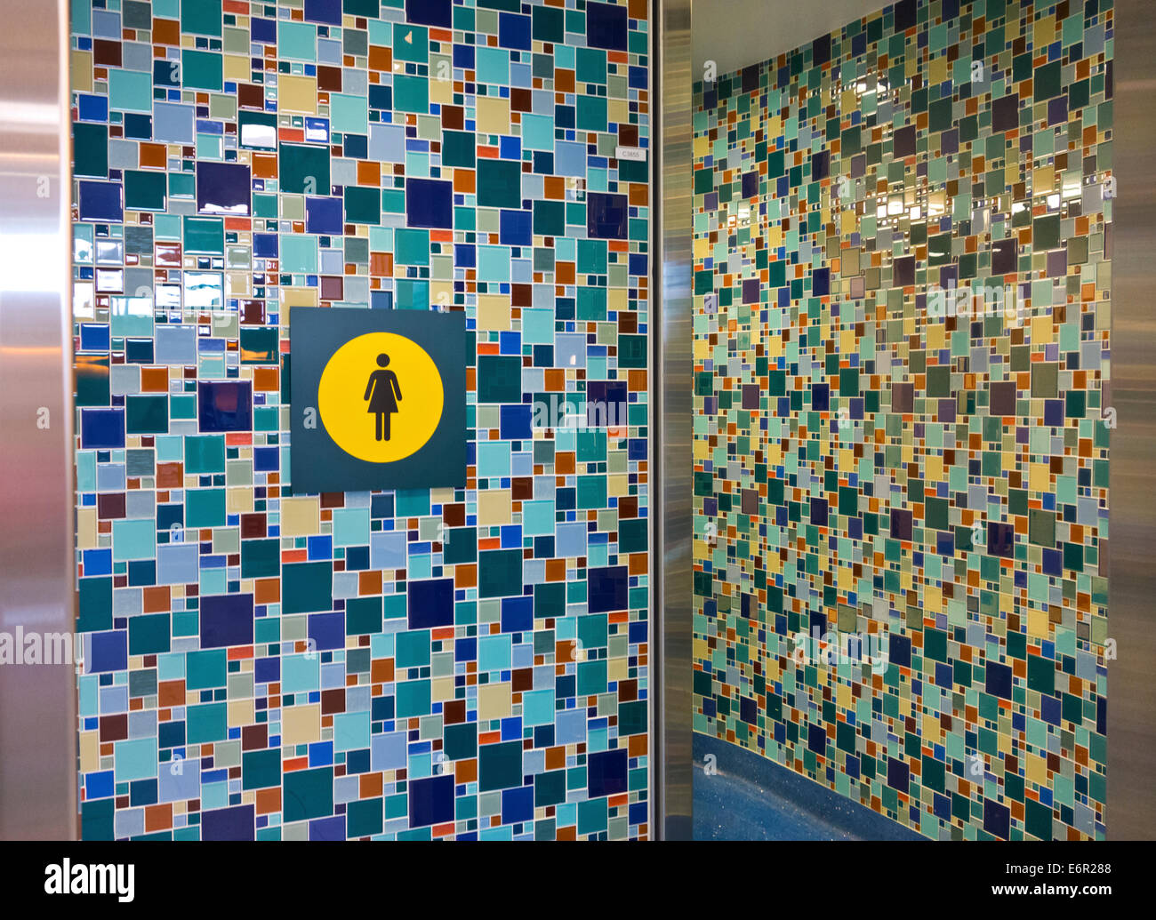Variopinto Mosaico pattern su pareti di ingresso alle donne del bagno all'Aeroporto di Vancouver, YVR. Foto Stock