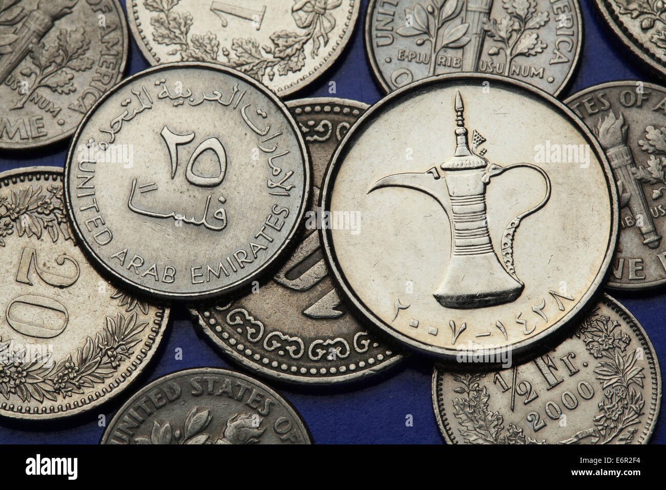 Monete degli Emirati Arabi Uniti. Arab tè pentola rappresentato negli EMIRATI ARABI UNITI un dirham moneta. Foto Stock