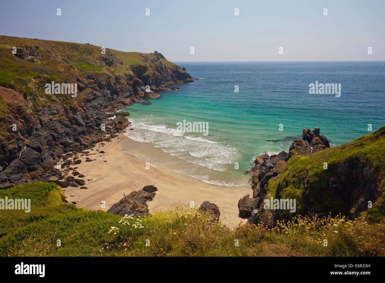 Housel Cove da Sud ovest sentiero costiero sulla penisola di Lizard in Cornovaglia Inghilterra, Regno Unito Foto Stock