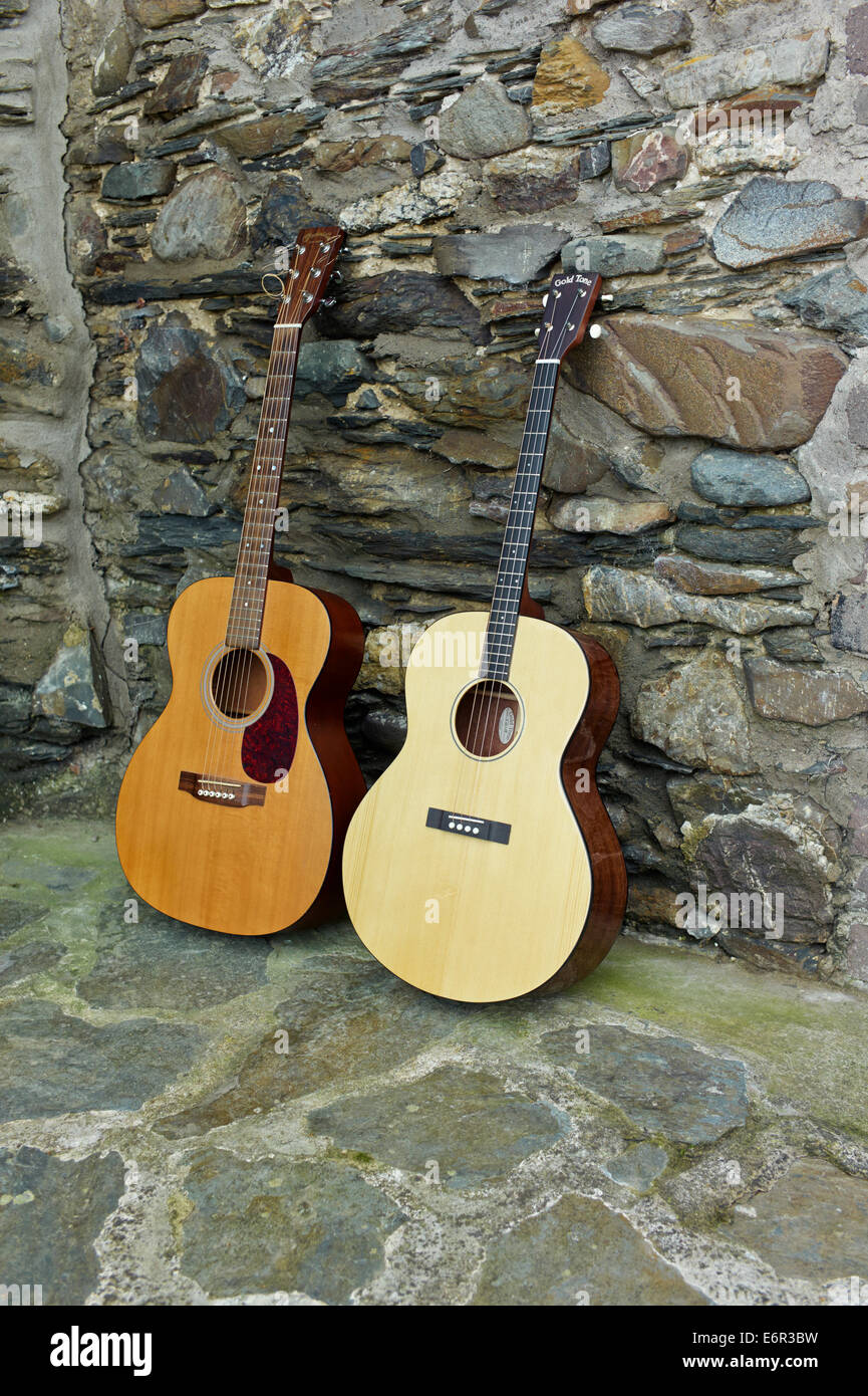 6 stringa Martin chitarra normale e 4 stringa tono oro tenor guitar Foto Stock