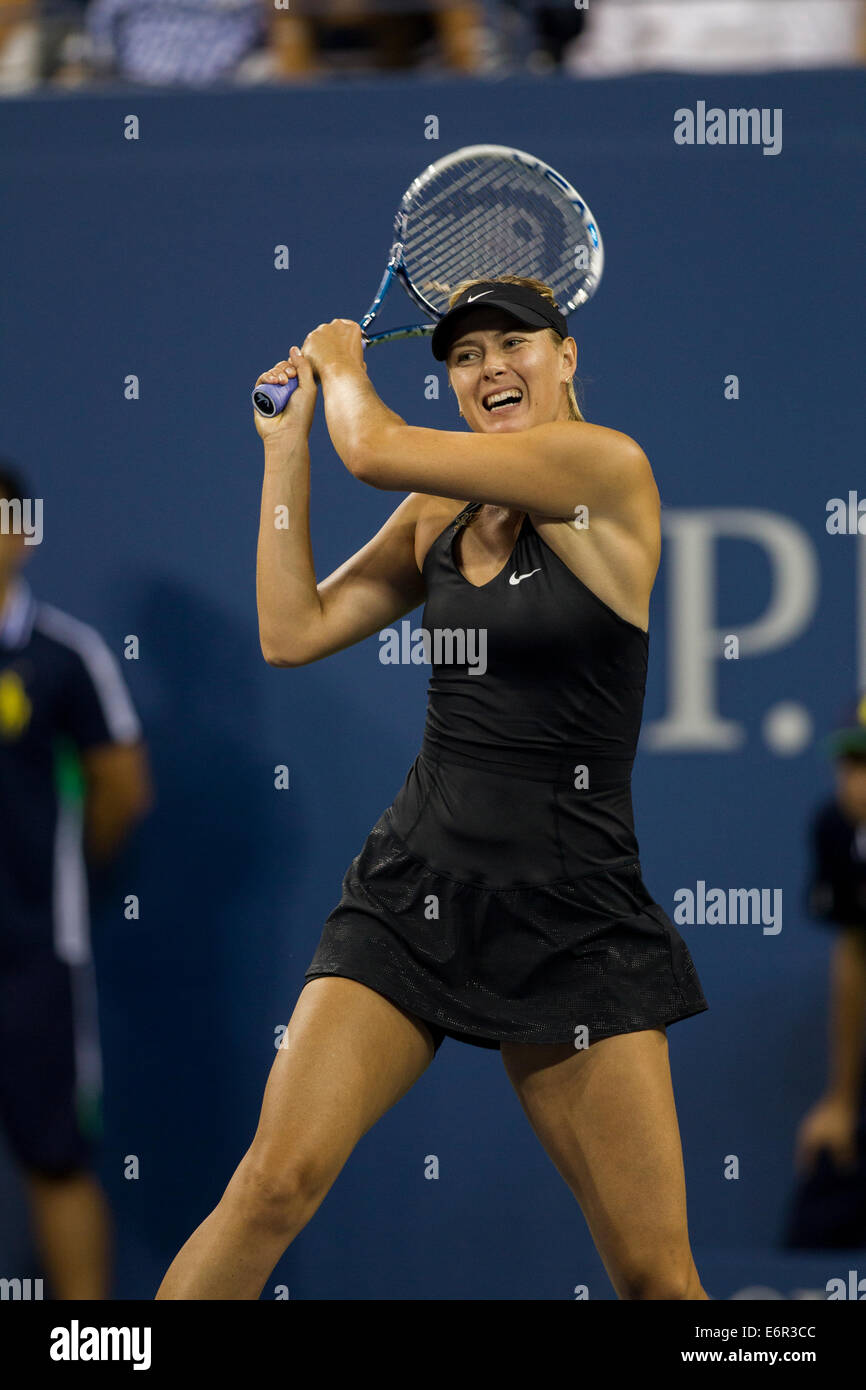 Flushing Meadows, NY, STATI UNITI D'AMERICA. 25 Ago, 2014. Maria Sharapova (RUS) in azione contro Maria KIRILENKO (RUS) durante il giorno 1 dell'US Foto Stock