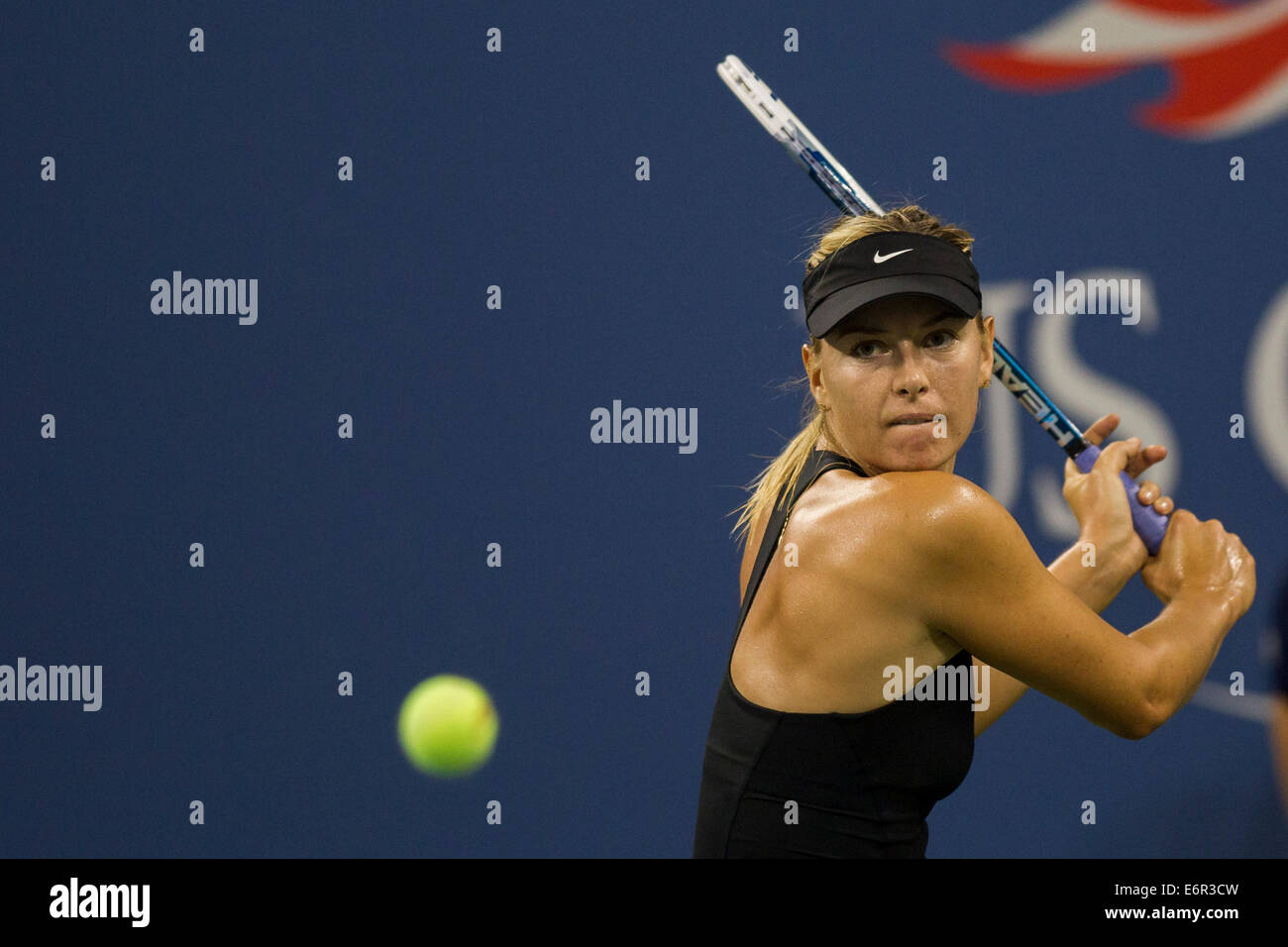 Flushing Meadows, NY, STATI UNITI D'AMERICA. 25 Ago, 2014. Maria Sharapova (RUS) in azione contro Maria KIRILENKO (RUS) durante il giorno 1 dell'US Foto Stock