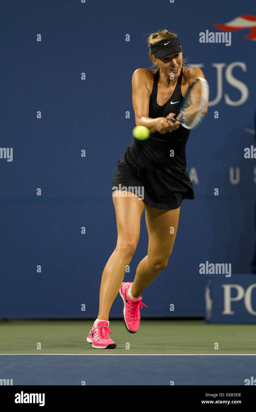 Flushing Meadows, NY, STATI UNITI D'AMERICA. 25 Ago, 2014. Maria Sharapova (RUS) in azione contro Maria KIRILENKO (RUS) durante il giorno 1 dell'US Foto Stock
