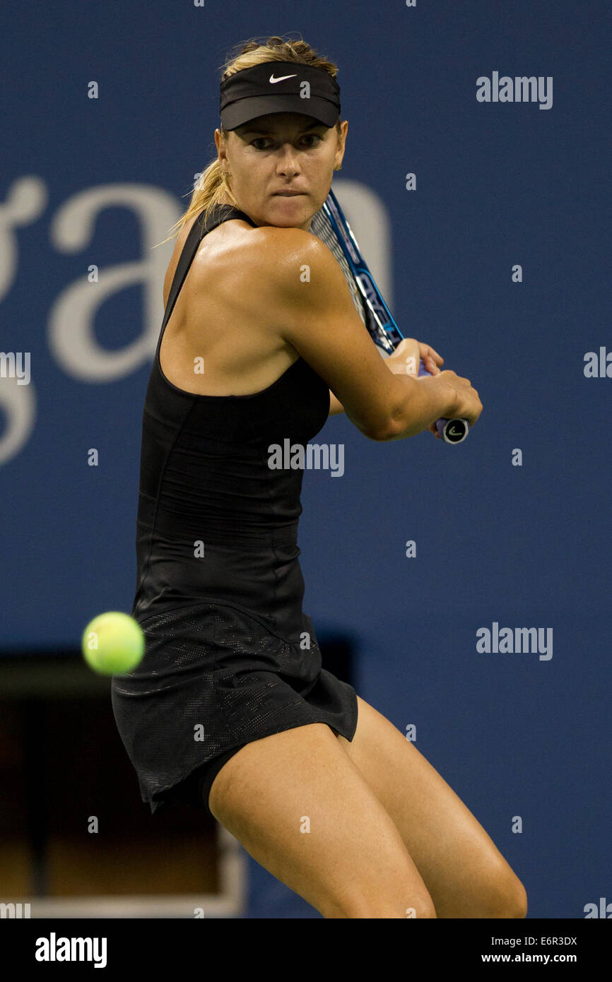 Flushing Meadows, NY, STATI UNITI D'AMERICA. 25 Ago, 2014. Maria Sharapova (RUS) in azione contro Maria KIRILENKO (RUS) durante il giorno 1 dell'US Foto Stock
