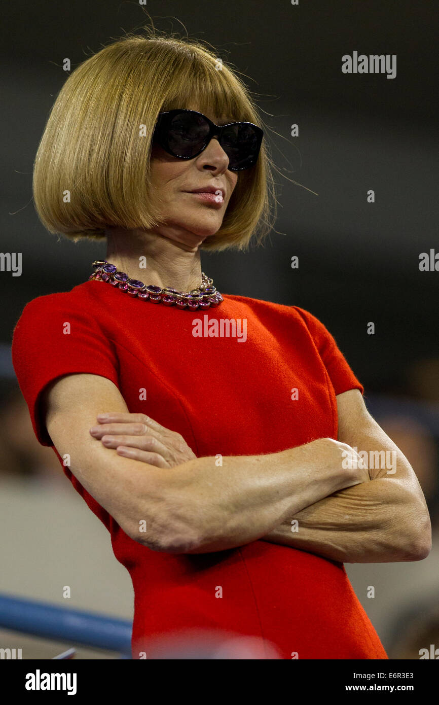 Flushing Meadows, NY, STATI UNITI D'AMERICA. 25 Ago, 2014. Anna Wintour, editor-in-chief di American Vogue guardando l'azione durante il giorno 1 Foto Stock