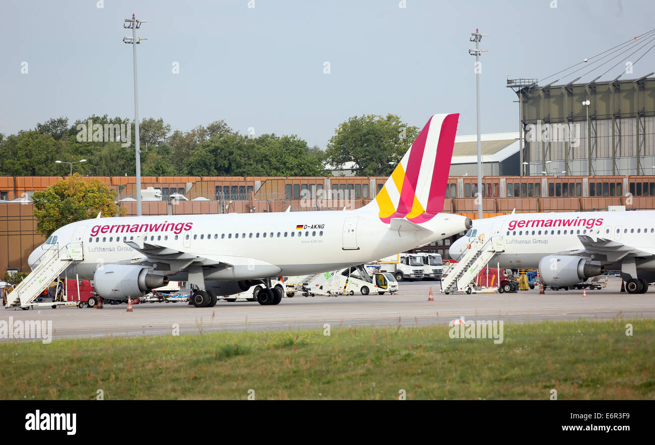 "Germanwings' aerei presso l'aeroporto di Tegel a Berlino, Germania, 29 agosto 2014. Lo sciopero ha iniziato dai piloti della Lufthansa società controllata. Il Cockpit unione è in controversia su piani di pensionamento. Lo sciopero è iniziato a 0500cet e continuerà a 11.00 CET. Foto: STEPHANIE PILICK/dpa Foto Stock