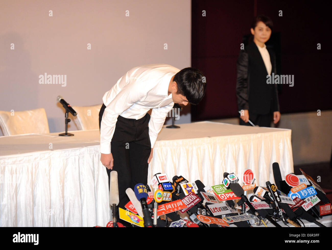 Pechino, Cina. Il 29 agosto, 2014. Star di cinema Kai Ko, noto anche come Ko Chen-tung, archi a un incontro con la stampa tenuto a esprimere il suo rammarico di assunzione di droghe a Pechino, in Cina, il 29 agosto 2014. La polizia di Pechino venerdì mattina rilasciato Ko dalla detenzione amministrativa dopo che egli si è dimostrato positivo per la marijuana a metà agosto, detta autorità di polizia. Credito: Jin Liangkuai/Xinhua/Alamy Live News Foto Stock