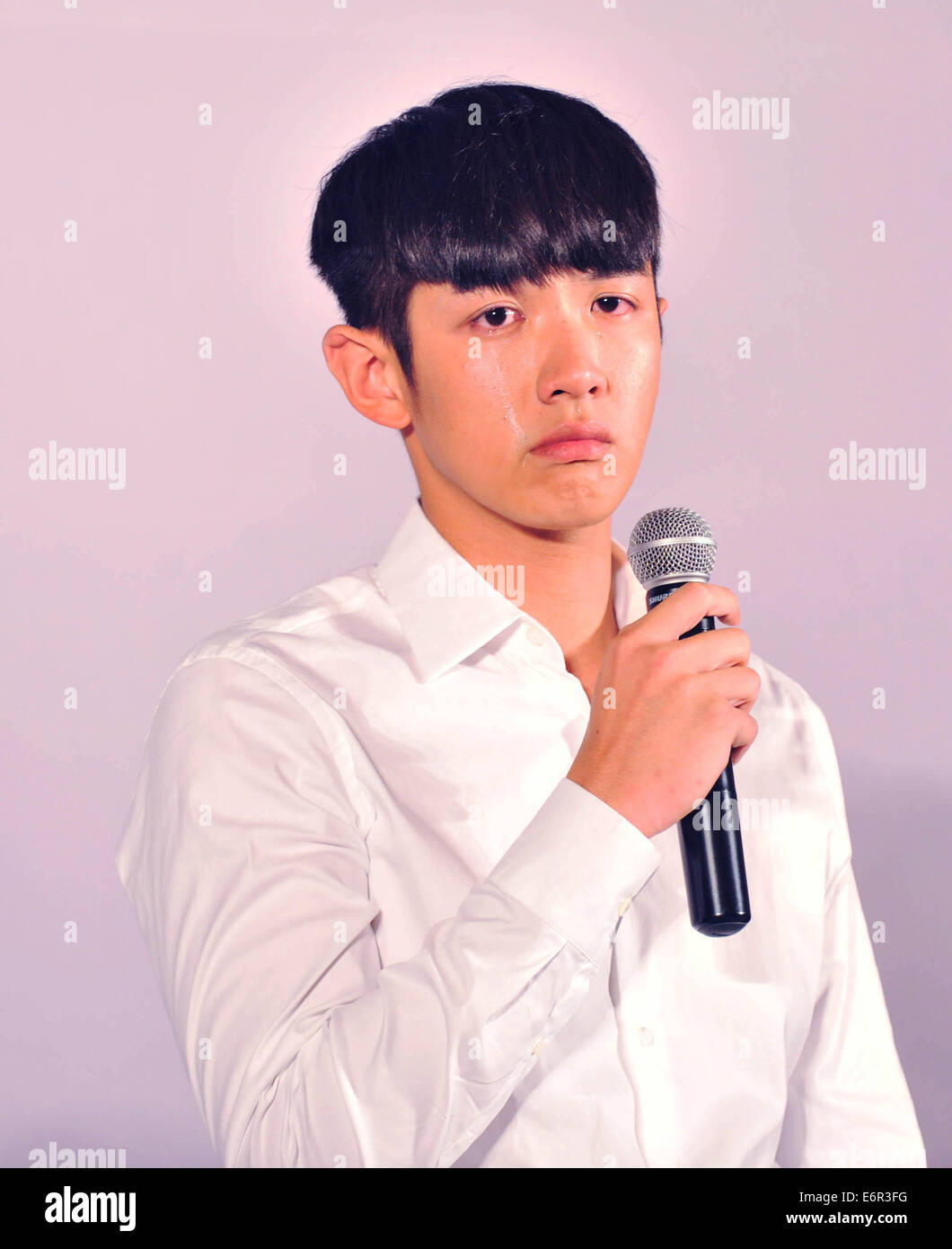 Pechino, Cina. Il 29 agosto, 2014. Star di cinema Kai Ko, noto anche come Ko Chen-tung, piange a un incontro con la stampa tenuto a esprimere il suo rammarico di assunzione di droghe a Pechino, in Cina, il 29 agosto 2014. La polizia di Pechino venerdì mattina rilasciato Ko dalla detenzione amministrativa dopo che egli si è dimostrato positivo per la marijuana a metà agosto, detta autorità di polizia. Credito: Li Wen/Xinhua/Alamy Live News Foto Stock