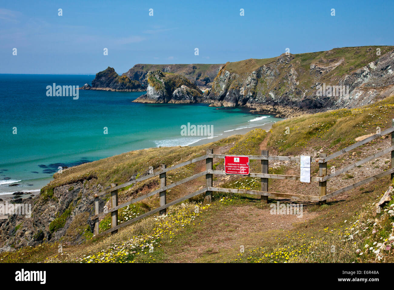 Chiuso il sentiero e segno di avvertimento a Pentreath beach sulla penisola di Lizard in Cornovaglia Inghilterra, Regno Unito Foto Stock