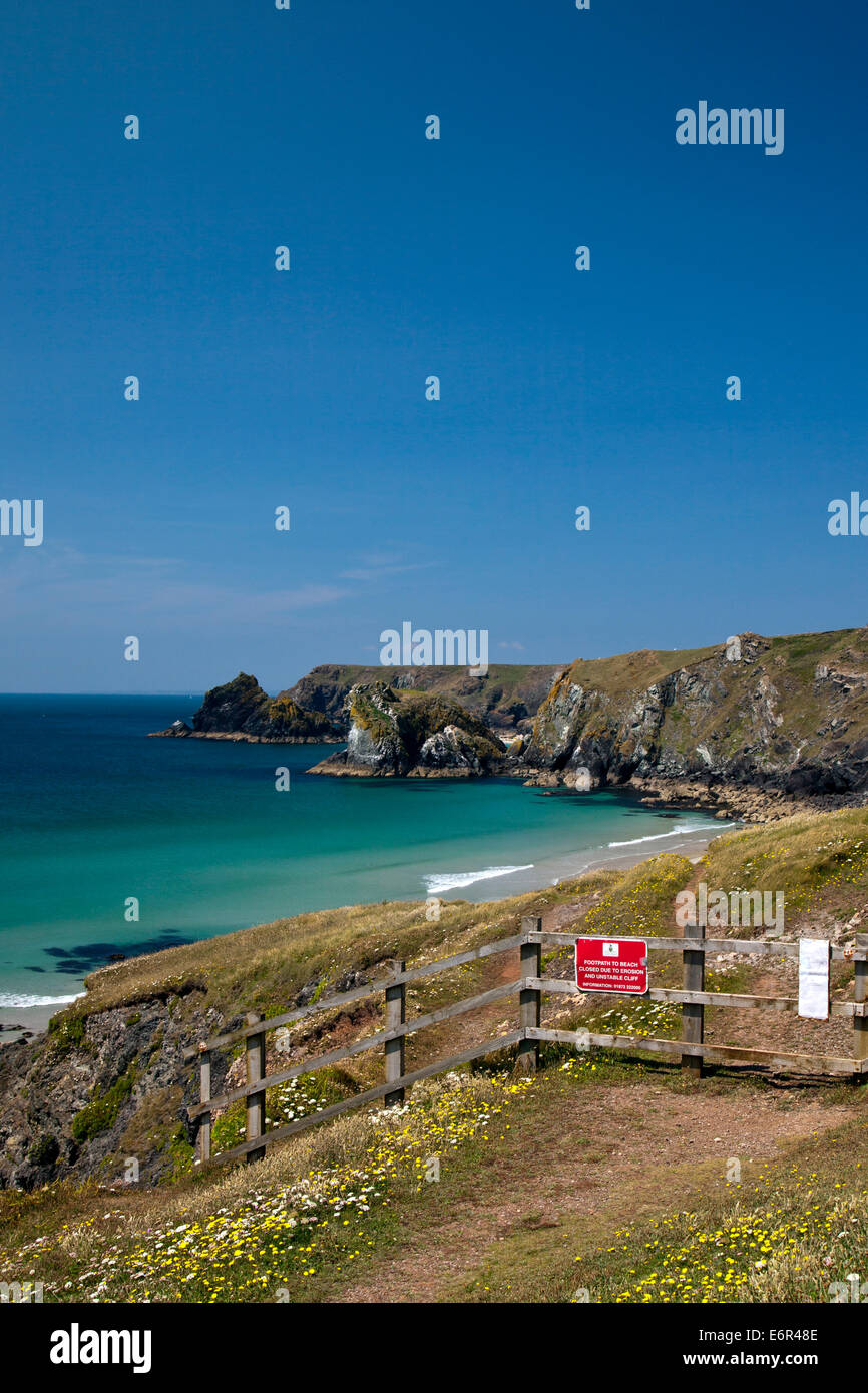 Chiuso il sentiero e segno di avvertimento a Pentreath beach sulla penisola di Lizard in Cornovaglia Inghilterra, Regno Unito Foto Stock